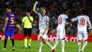 Pemain Bayern Munchen Thomas Mueller (tengah) melakukan selebrasi usai mencetak gol ke gawang Barcelona pada pertandingan Grup E Liga Champions di Stadion Camp Nou, Barcelona, Spanyol, Selasa (14/9/2021). Bayern Munchen menang 3-0. (AP Photo/Joan Monfort)