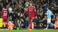 Pemain Liverpool, Virgil van Dijk, tampak lesu setelah golnya ke gawang Manchester City dianulir wasit pada lanjutan Liga Inggris di Etihad Stadium, Minggu (09/11/2025) malam WIB. (AP Photo/Jon Super)