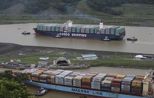Kapal kargo milik China berlayar melintasi Terusan Panama (AP Photo/Dario Lopez-Mills, File)