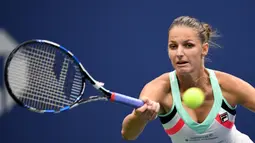 Aksi Karolina Pliskova mengembalikan bola saat melawan petenis AS, CoCo Vandeweghe pada laga perempat final tunggal putri AS terbuka 2017 di USTA Billie Jean King National Tennis Center, (6/9/2017). Karolina kalah 6-7, 3-6. (AFP/Jewel Samad)