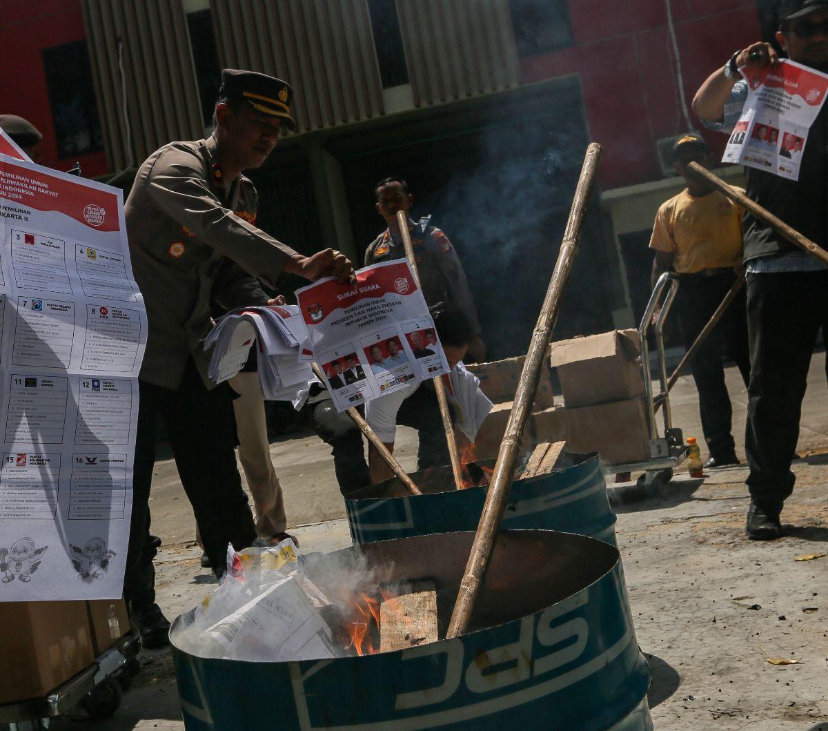 Anggota Komisi Pemilihan Umum (KPU) bersama dengan TNI, Polri, serta Bawaslu memusnahkan surat suara Pemilu 2024 dengan cara dibakar di Gudang Logistik KPU RI, Benda, Kota Tangerang, Banten, Selasa (13/2/2024).&nbsp;Liputan6.com/Angga Yuniar