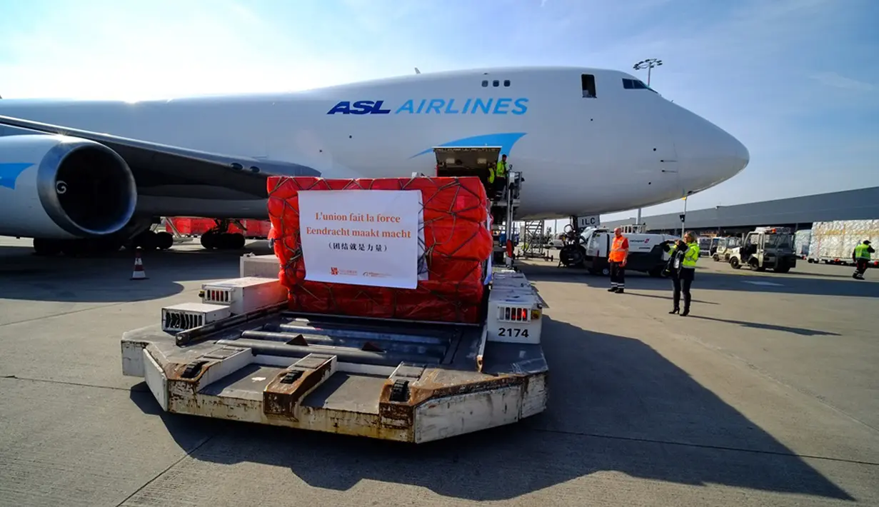 FOTO2:
Pasokan medis China untuk Belgia diturunkan di Bandara Liege, Liege, Belgia, Senin (16/3/2020). Bantuan 300 ribu masker wajah dari sumbangan badan-badan amal di China tersebut upaya negeri Tirai Bambu untuk membantu Belgia melawan penyebaran virus corona COVID-19. (Xinhua/Zhang Cheng)