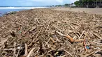 Tumpukan puing dan sampah memenuhi pantai setelah tersapu badai lepas pantai di Batu Belig di Kabupaten Badung, Bali (14/12/2021). Tumpukan sampah plastik dan puing tersebut mencemari bibir pantai. (AFP/Sony Tumbelaka)