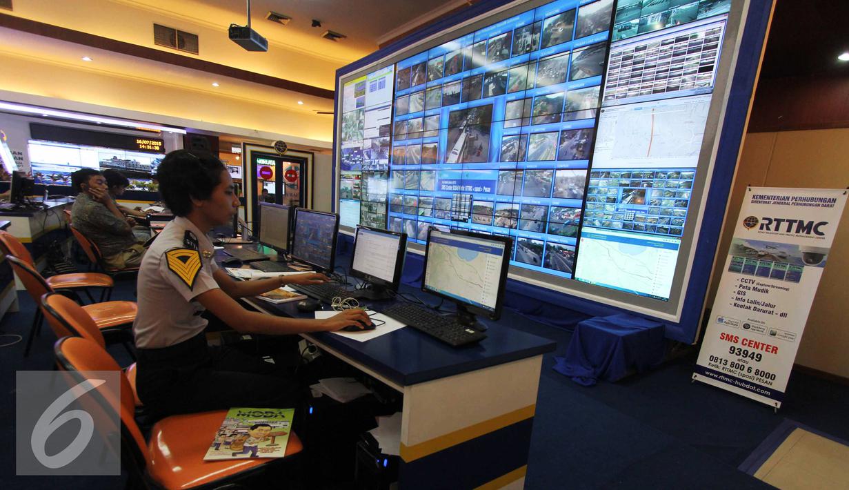Petugas memantau arus lalu-lintas di ruang kontrol arus mudik, Jakarta, Kamis (15/7/2015). Ruang kontrol ini mengamati jalan utama, bandara, stasiun kereta api dan pelabuhan laut yang digunakan para pemudik. (Liputan6.com/Helmi Afandi)
