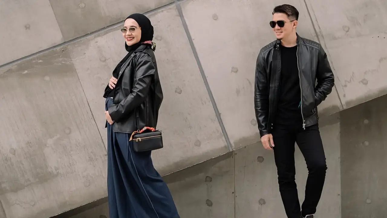 6 Gaya Zaskia Sungkar dan Irwansyah Umumkan Jenis Kelamin Anak, Tampil Edgy Kasual