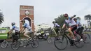 Para pesepeda menggowes saat mengikuti Bike 4round The City di Tangerang, Banten, Minggu (4/3/2018). Kegiatan yang diadakan dalam rangka ulang tahun Hotel Novotel ini menempuh jarak sekitar 50 kilometer. (Bola.com/Vitalis Yogi Trisna)