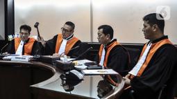 Wakil Ketua Mahkamah Partai DPP Gerindra Wihadi Wiyanto (kedua kiri) bersama pimpinan majelis saat rapat pemecatan Mohamad Taufik sebagai kader Partai Gerindra di DPP Gerindra, Ragunan, Jakarta Selatan, Selasa (7/6/2022). Gerindra memecat Taufik karena dinilai menyalahi kesepakatan sidang pada Februari lalu, tidak loyal, dan kerap bermanuver di luar jalur kebijakan partai. (Liputan6.com/Johan Tallo)