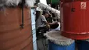 Pemandangan saat pengrajin menghaluskan drum untuk membuat beduk di kawasan Tanah Abang, Jakarta, Senin (14/5). Besaran harga tergantung ukuran dan jenis kulit yang digunakan. (Merdeka.com/Iqbal Nugroho)