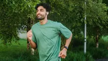 Ilustrasi pria jogging dengan earphone. ©Ketut Subiyanto/Pexels.com.