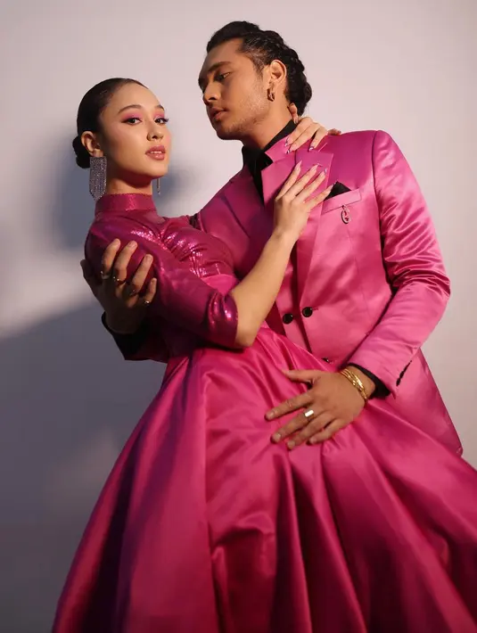 Yasmine memakai rok lebar dan atasan sequin, sementara Gino mengenakan setelan jas yang butuh keberanian untuk memakainya. [IG @yasminnapper]