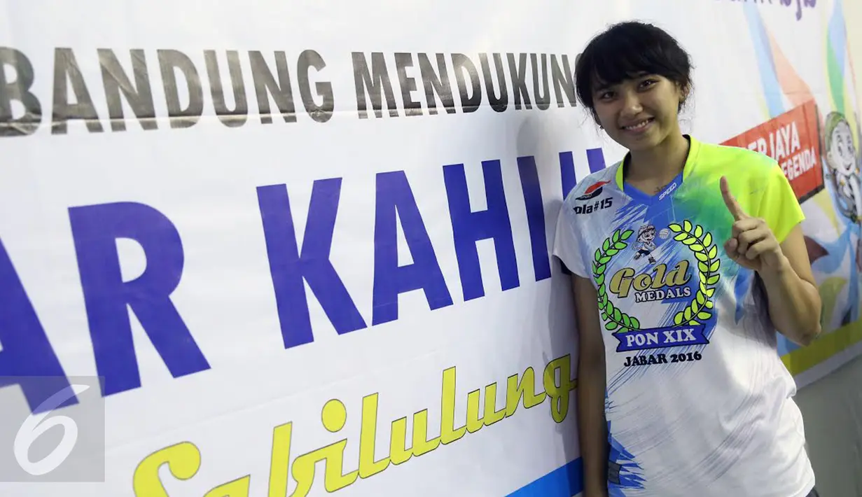 Pevoli putri Jawa Barat, Yolla Yuliana berpose usai mengalahkan Jawa Timur pada laga final PON XIX di Gelora Sabilulungan Si Jalak Harupat, Kab Bandung, Rabu (28/9). Jawa Barat unggul tiga set 25-16, 25-17, 25-21. (Liputan6.com/Helmi Fithriansyah)