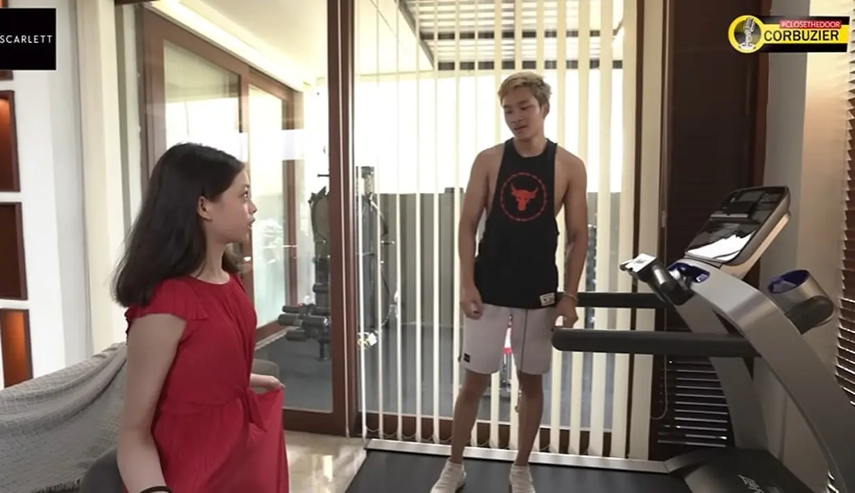 Di belakang treadmill ada ruangan khusus yang menyimpan alat-alat untuk gym. Ruangan tersebut tampak berkonsep semi terbuka dengan sirkulasi udara yang baik, serta terkena pancaran sinar matahari langsung. (YouTube/Azka Corbuzier)