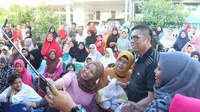 Calon Gubernur Sumatera Barat (Sumbar) yang juga anggota DPR RI, Mulyadi di tengah konstituennya. (Ist)