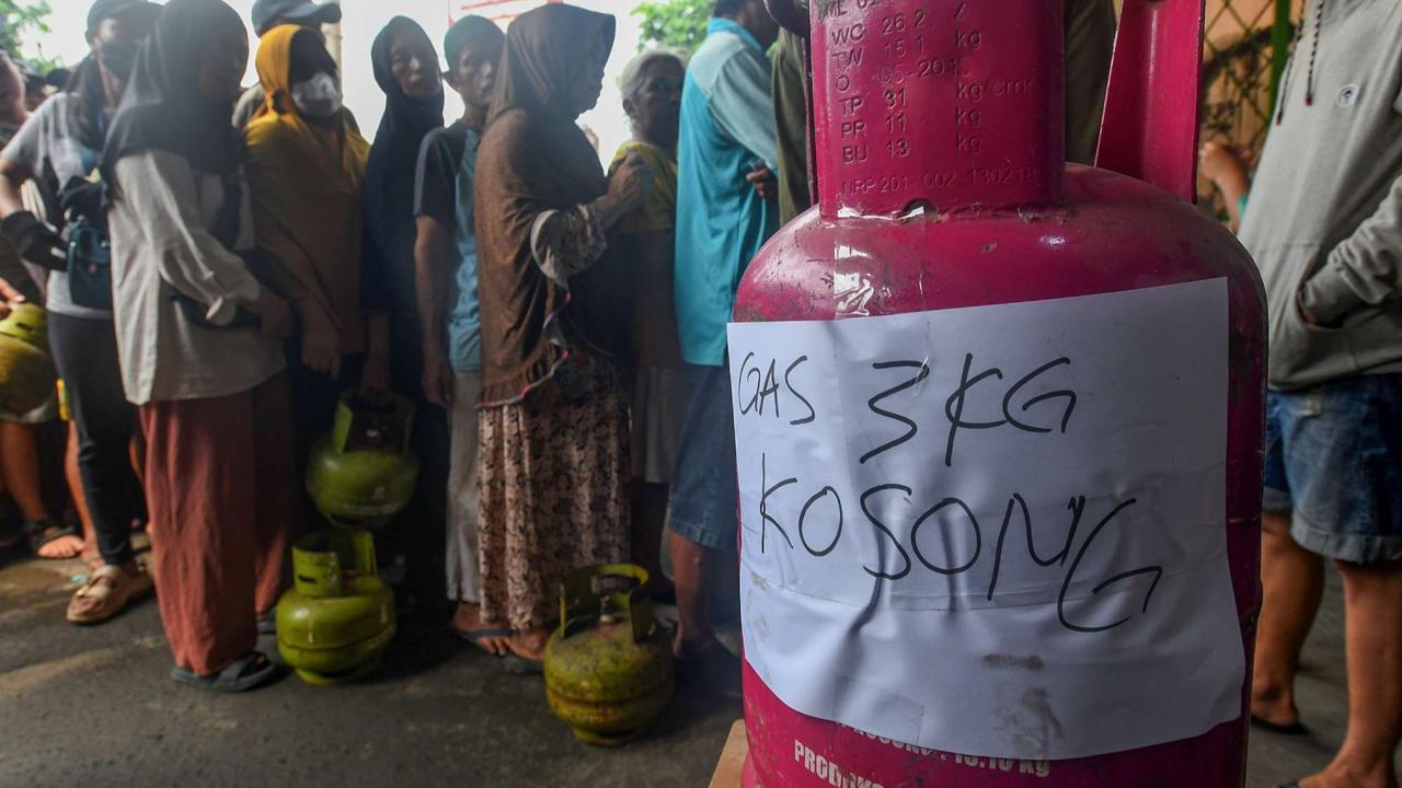 Antrean pembeli gas 3 kg
