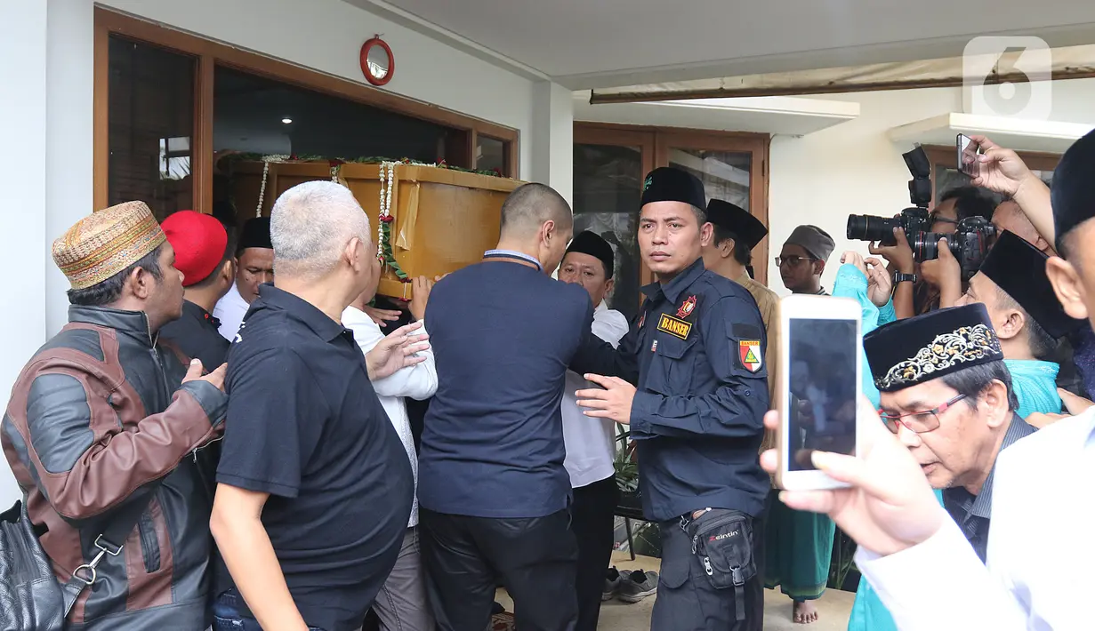 Keluarga membawa jenazah KH Salahuddin Wahid atau Gus Sholah untuk diberangkatkan menuju Jombang dari rumah duka di Tendean, Jakarta, Senin (3/2/2020). Gus Sholah akan dimakamkan bersebelahan dengan Abdurahman Wahid atau Gus Dur di Pondok Pesantren Tebuireng Jombang. (Liputan6.com/Herman Zakharia)