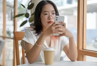 Memilih untuk menyendiri sejenak saat sedang sedih./Copyright depositphotos.com/BongkarnGraphic