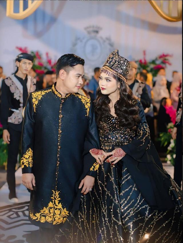 Putri Isnari dan Abdul Aziz