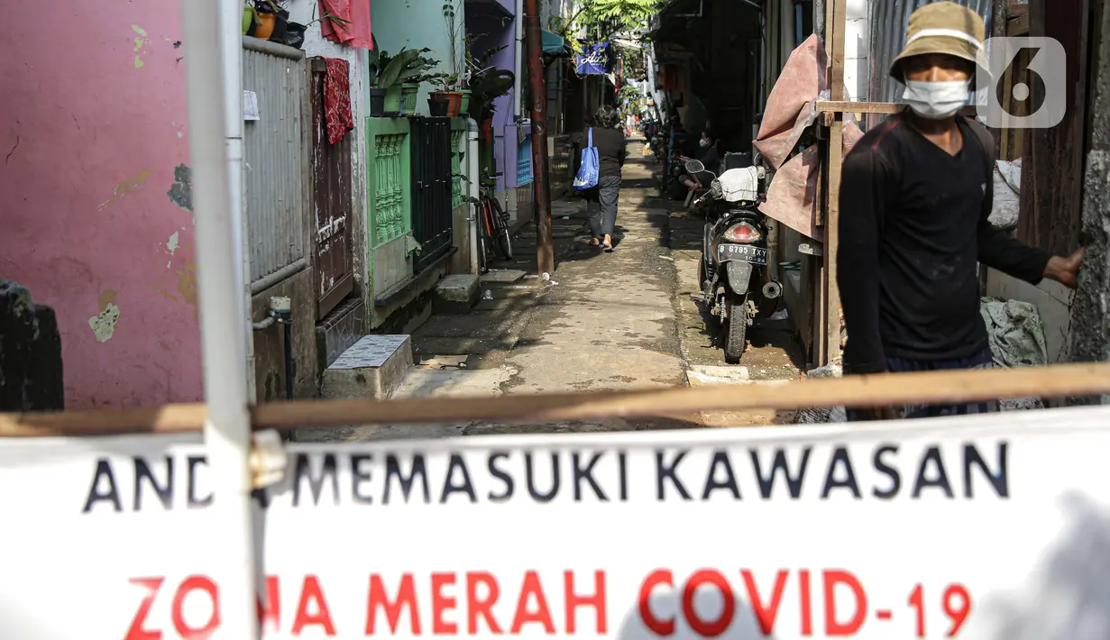 Warga beraktivitas di zona merah COVID-19 Kelurahan Petogogan RT 006 RW 003, Jakarta, Selasa (22/6/2021). Pemprov DKI menetapkan 10 RT sebagai zona merah yang tersebar di Jakarta Pusat satu RT, Jakarta Timur tiga RT, Jakarta Barat tiga RT dan Jakarta Selatan tiga RT. (Liputan6.com/Faizal Fanani)