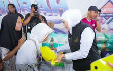 Gubernur Khofifah Salurkan Bantuan Beras SPHP di Banyuwangi, Perkuat Gizi Lansia dan Kelompok Rentan