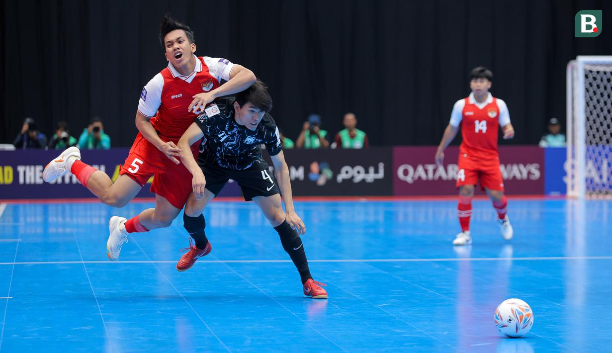 Pemain Timnas Futsal Indonesia, Israr Megantara (kiri) berebut bola dengan pemain Korea Selatan, Kang Juk-wang dalam laga Grup A Piala Asia Futsal 2026 di Indonesia Arena, Senayan, Jakarta, Selasa (27/01/2026). (Bola.com/Bagaskara Lazuardi)