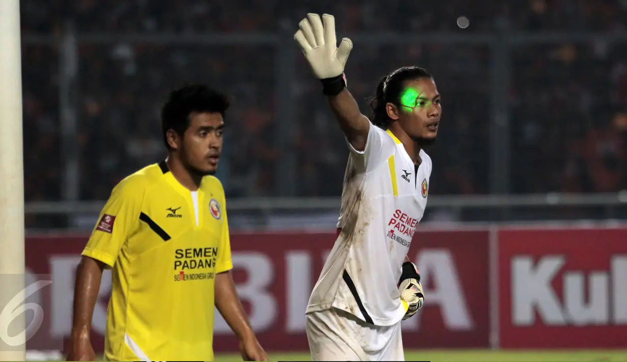 Sinar laser menyinari wajah kiper Semen Padang, Jandia Eka P saat laga melawan Persija di Torabika Soccer Championship presented by IM3 Ooredoo di Stadion GBK, Jakarta, Minggu (8/5/2016). Semen Padang kalah 0-1. (Liputan6.com/Helmi Fithriansyah)