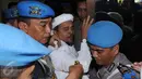 Ketua FPI Habib Rizieq saat masuk ke dalam Gedung Rupatama menghadiri gelar perkara terbuka kasus dugaan penistaan agama oleh Basuki T Purnama, Jakarta, Selasa (15/11). Rizieq menjadi saksi ahli dari pihak pelapor. (Liputan6.com/Helmi Afandi)