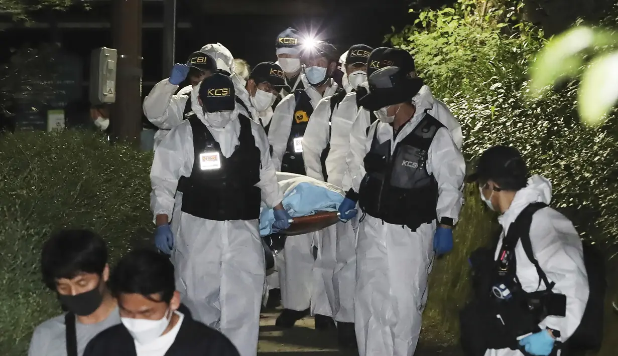 Polisi membawa jasad Wali Kota Seoul Park Won-soon di Seoul, Korea Selatan, Jumat (10/7/2020). Park Won-soon ditemukan tewas setelah sebulumnya dilaporkan hilang. (Ryu Young-suck/Yonhap via AP)