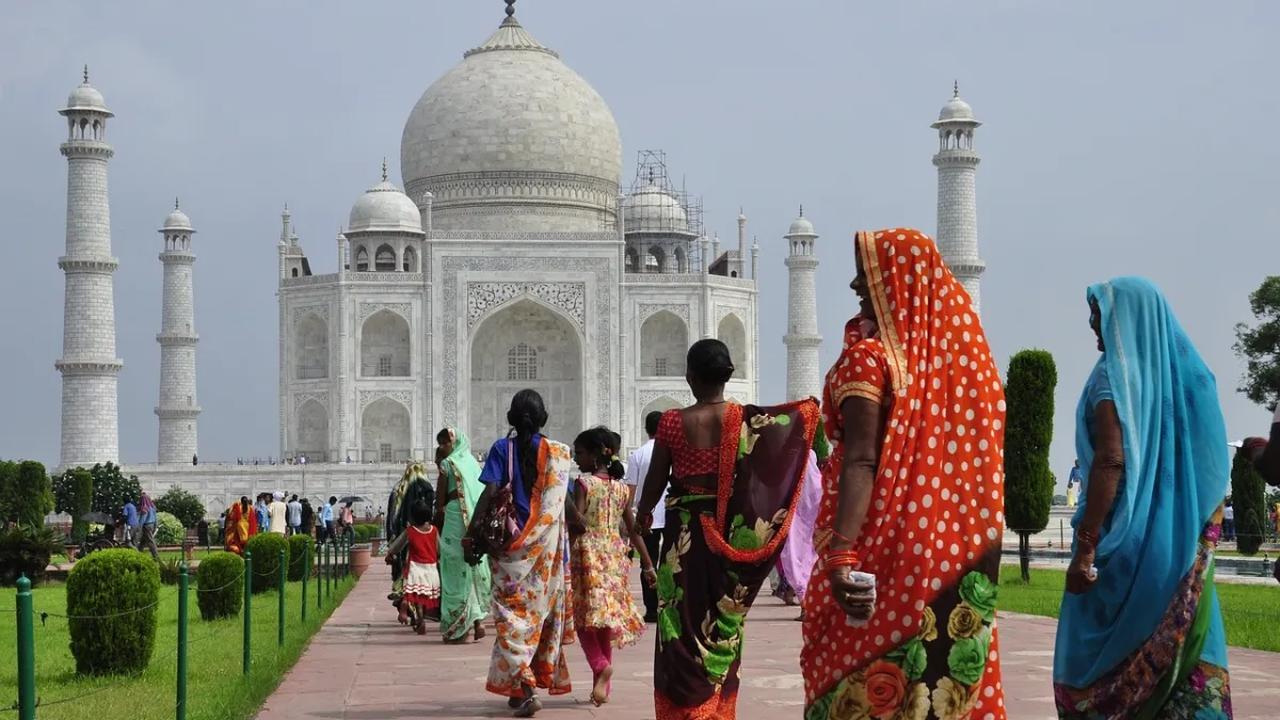 Urutan pertama penduduk paling banyak dunia yaitu India dengan proyeksi jumlah penduduk 1,64 miliar jiwa.  Begitu juga dengan urutan kedua yakni China dengan jumlah penduduk 1,34 miliar jiwa.