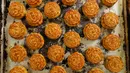 Nampan kue bulan dengan kata-kata China 'orang Hong Kong' terlihat di toko roti Wah Yee Tang, Hong Kong, 9 Agustus 2019. Hong Kong diramaikan dengan beragam ekspresi kreatif terkait kisruh antara massa pro-demokrasi dengan aparat setempat. (AP Photo/Kin Cheung)