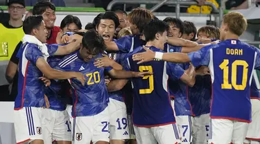 Para pemain Jepang berselebrasi setelah rekan mereka Ao Tanaka, kiri tengah, mencetak gol keempat untuk timnya ke gawang Jerman pada laga uji coba internasional di Stadion Volkswagen Arena, Minggu (10/9/2023) dini hari WIB. (AP Photo/Martin Meissner)