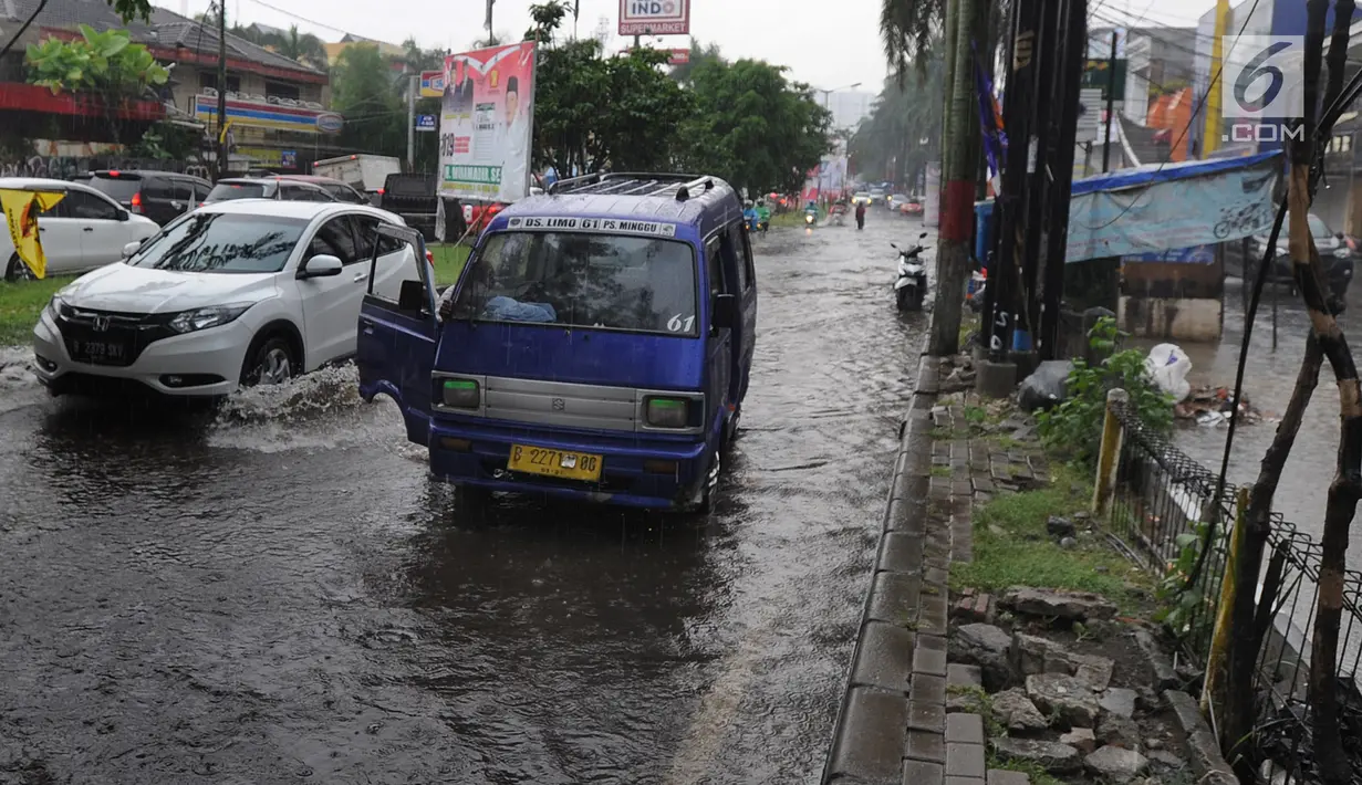 Sebuah angkot mogok usai melintasi banjir di Jalan Cinere Raya (depan Mall Cinere), Depok, Jawa Barat, Minggu (31/3). Banjir menyebabkan kemacetan panjang di ruas jalan yang menghubungkan Lebak Bulus-Depok. (merdeka.com/Arie Basuki)