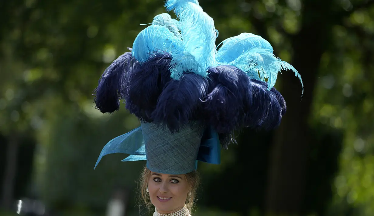 Setiap tahunnya, pihak Royal Ascot mengeluarkan panduan busana bagi para calon pengunjung acara pacuan kuda itu. (AP Photo/Alastair Grant)