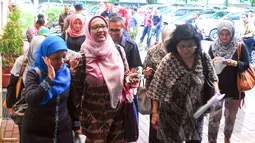 Retno Listyarti (tengah) dan sejumlah guru saat tiba di Polda Metro Jaya, Jakarta, Selasa (10/3/2015). Retno Listyarti diperiksa terkait laporan orangtua murid SMAN 3 Jakarta. (Liputan6.com/Yoppy Renato)