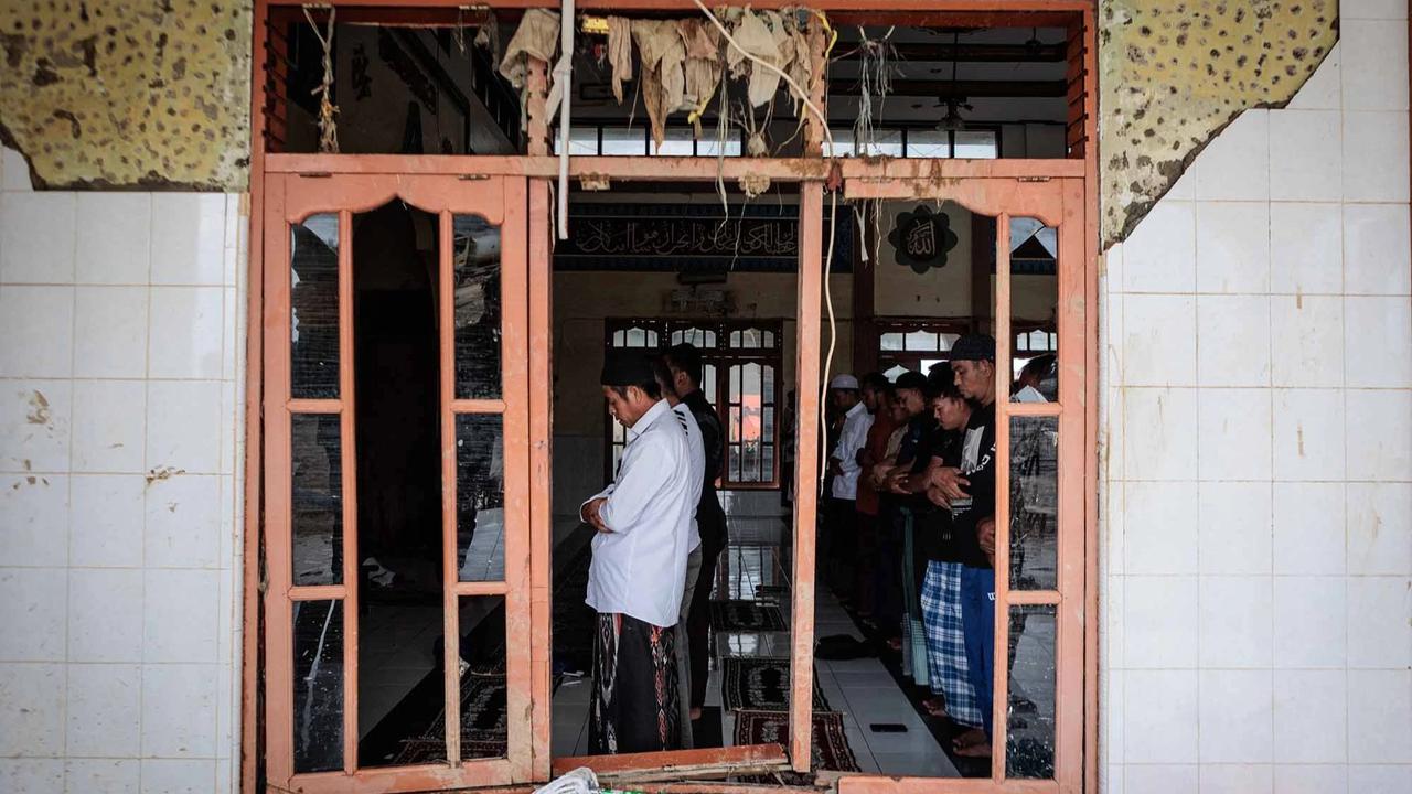 FOTO: Warga Aceh Tamiang Laksanakan Salat Jumat di Tengah Pemulihan Pascabencana
