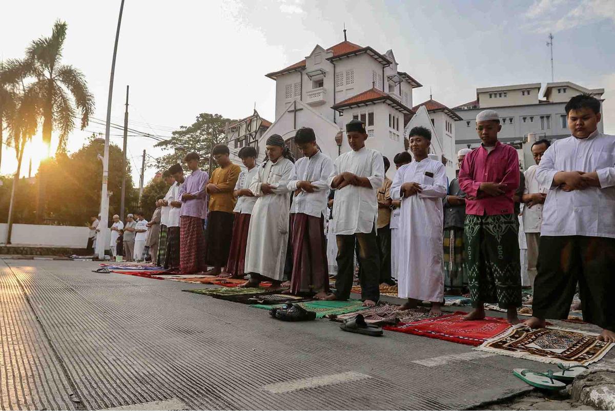 FOTO: Shalat Idul Adha di Depan Gereja Koinonia, Simbol Toleransi Umat Beragama