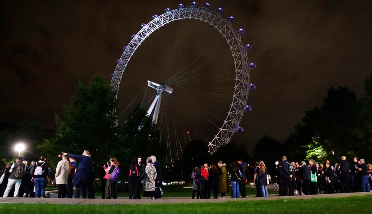 Warga antre untuk memberikan penghormatan kepada mendiang Ratu Elizabeth II dekat London Eye di South Bank, London, Inggris, 15 September 2022. Antrean panjang mereka yang akan memberikan penghormatan membentang melalui pusat Kota London. (Victoria Jones/PA via AP)