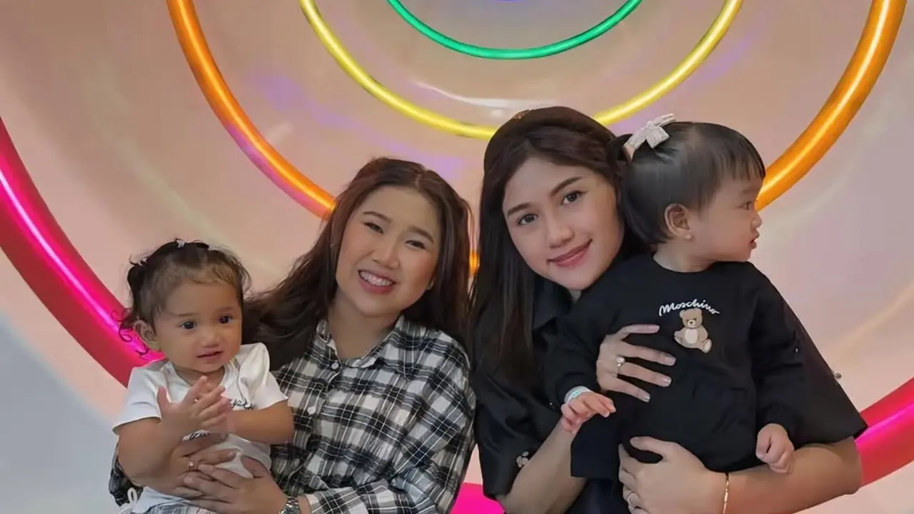 Tampilan Duo Mama Kiky Saputri dan Erina Gudono Temani Anak-Anak Playdate Saat Libur Lebaran