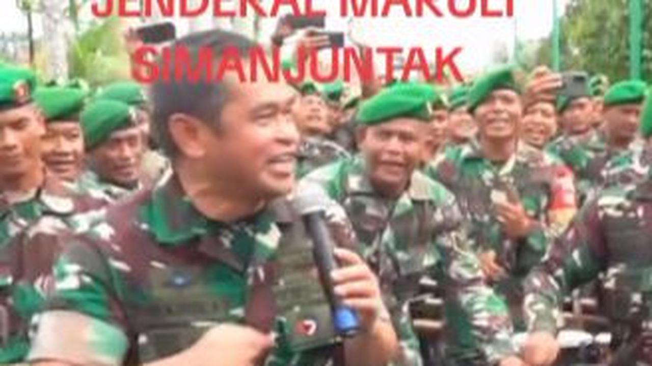 Mikrofon berada di tangan, sang jenderal ikut bernyanyi lagu 'Cucak Rowo' sembari asyik melempar senyuman. <br>