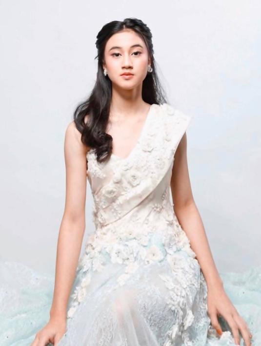 Memiliki paras menawan, Keisya pun beberapa kali jalani pemotretan. Dalam pemotretannya, ia pun tampil beda dari biasanya. Meski kerap tampil kasual dalam keseharian, Keisya tampil anggun dalam balutan gaun mewah. (Liputan6.com/IG/@keisyalevronka)