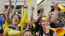 Tiupan trompet warga Kolombia di Bolivar Square, Bogota, (28/6/2014) menyambut sukses tim asuhan Jose Pekerman masuk ke fase delapan besar Piala Dunia 2014. (REUTERS/John Vizcaino)
