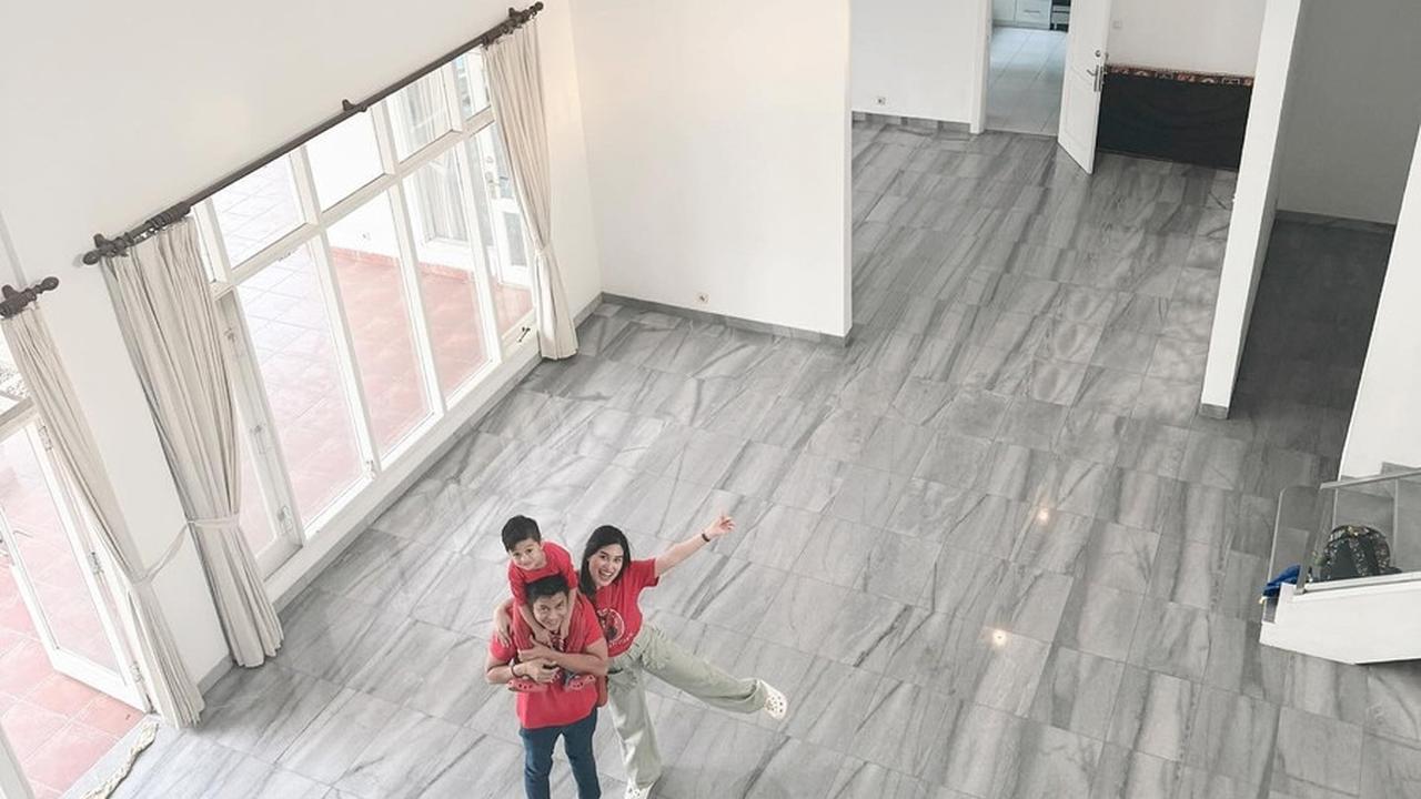 Rumah baru Angbeen dan Adly memiliki ruang keluarga yang sangat luas dan lega. Mereka kini sedang mempersiapkan diri untuk pindah ke rumah yang masih kosong itu.<br>