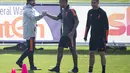 Pelatih Juventus Andrea Pirlo (kiri), bek Alex Sandro (tengah) dan penyerang Juventus Cristiano Ronaldo (kanan) menghadiri sesi latihan di pusat pelatihan Juventus di Turin (8/3/2021). (AFP/MARCO BERTORELLO)