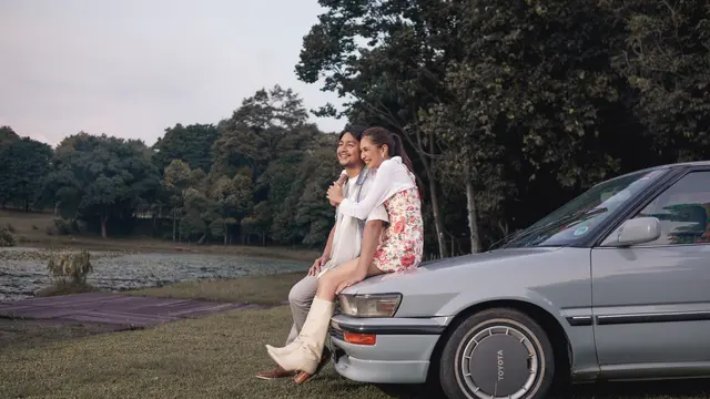 Mikha Tambayong dan Deva Mahenra berduet dalam lagu Menepi Menetap. (IST)