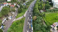 Kebijakan ini diberlakukan untuk mengurai kepadatan arus kendaraan di jalur Puncak Bogor pada libur panjang akhir pekan yang bersamaan dengan libur perayaan Tahun Baru Islam 1 Muharram 1447 Hijriah. (merdeka.com/Arie Basuki)