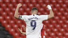 Penyerang Real Madrid, Karim Benzema merayakan gol pertama timnya ke gawang Athletic Bilbao pada pekan ke-37 La Liga di San Mames, Minggu (15/5/2021). Real Madrid berhasil menang di laga sulit yang berlangsung di markas Bilbao dengan skor tipis 1-0. (AP Photo/Alvaro Barrientos)