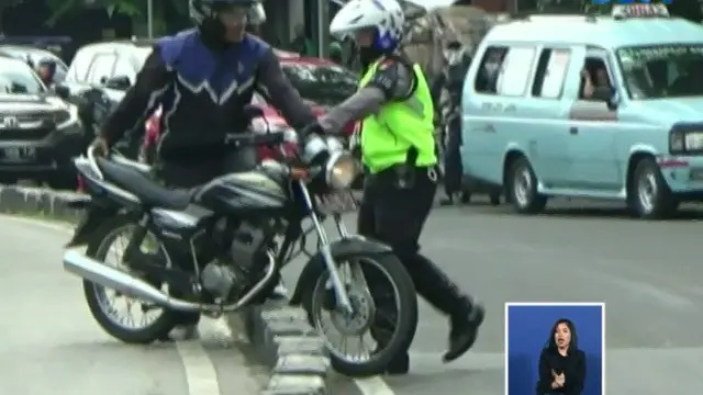 Detik-Detik Pengendara Motor Berpelat Merah Ditilang di Jalur Busway Jatinegara