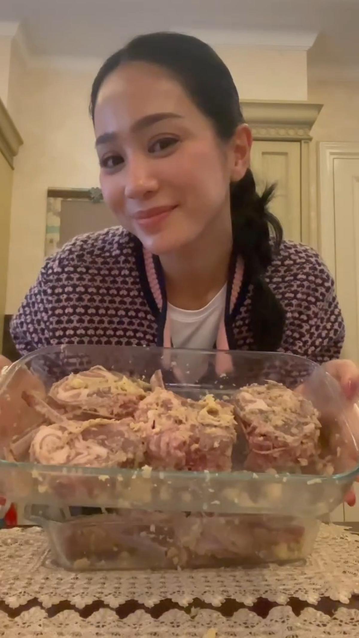 Bunga Zainal Bagikan Momen saat Masak Lamb Chop, Netizen Justru Salah Fokus dengan Cara Marinasinya