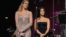 Khloe dan Kourtney Kardashian berada di atas panggung sebuah acara amal di New York City, New York, 21 November 2016. The Kardashian bersaudara itu tampil sangat seksi. (Dimitrios Kambouris/Getty Images for Gabrielle Angel Foundation/AFP)