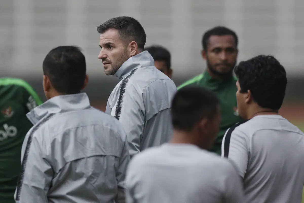 Pelatih Timnas Indonesia, Simon McMenemy, memberikan instruksi saat latihan. (Bola.com/M. Iqbal Ichsan)