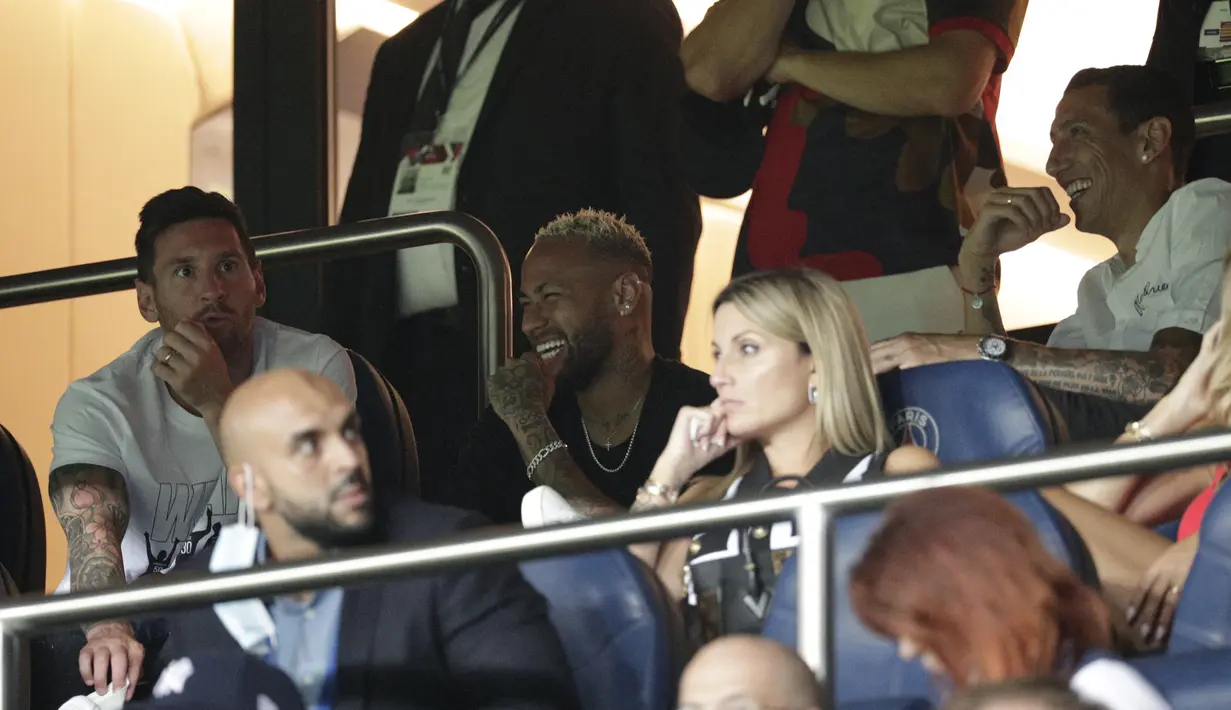 Angel Di Maria (kanan) bercanda dengan Neymar di samping penyerang Lionel Messi saat lanjutan Liga Prancis antara PSG vs Strasbourg di Stadion Parc des Princes, Minggu (15/8/2021) dini hari WIB. Messi berada di tribun penonton bersama Neymar dan Di Maria. (GEOFFROY VAN DER HASSELT/AFP)